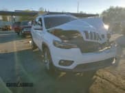 ✅ 2019 Jeep Cherokee Altitude • VIN: 1C4PJMLX8KD398775 • Lot: 85402575. Wystawiony na Copart z przebiegiem 71 503 mil. Bezpłatny archiwum sprzedaży aukcyjnych z USA i szczegółowy raport historii pojazdu na DreamBid. Zdjęcie 14.