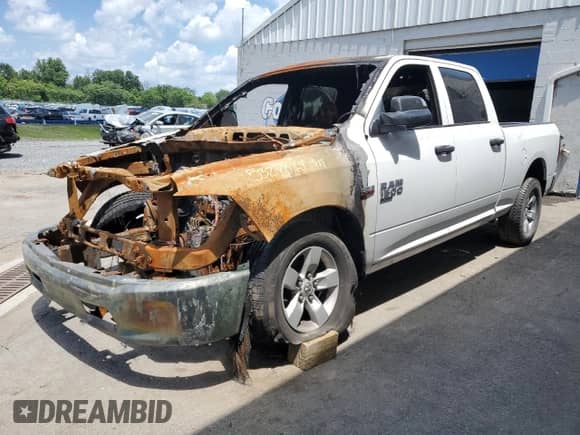 2023 Ram 1500 SLT z VIN 1C6RR7TT5PS565247, wystawiony jako Copart lot #60296725 z przebiegiem Nie podano mil oraz Nie do naprawy • Non repairable. Historia ofert i sprzedaży dostępna na DreamBid. Obrazek 1.