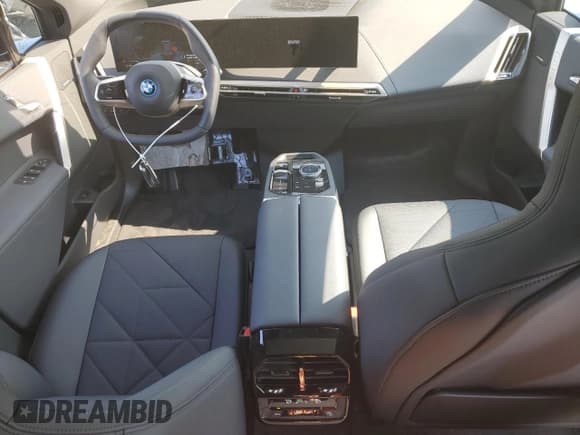 ✅ 2025 BMW iX xDrive50 • VIN: WB523CF06SCS98463 • Lot: 70808734. Wystawiony na Copart z przebiegiem 359 mil. Bezpłatny archiwum sprzedaży aukcyjnych z USA i szczegółowy raport historii pojazdu na DreamBid. Zdjęcie 8.