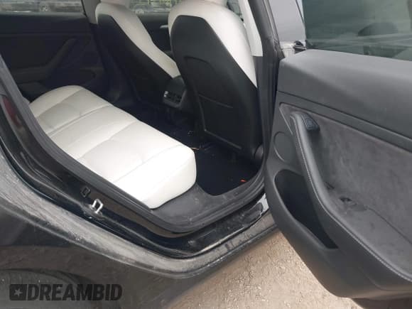 ✅ 2021 Tesla Model 3 Performance • VIN: 5YJ3E1EC5MF030822 • Lot: 41907973. Wystawiony na IAAI z przebiegiem 50 133 mil. Bezpłatny archiwum sprzedaży aukcyjnych z USA i szczegółowy raport historii pojazdu na DreamBid. Zdjęcie 8.