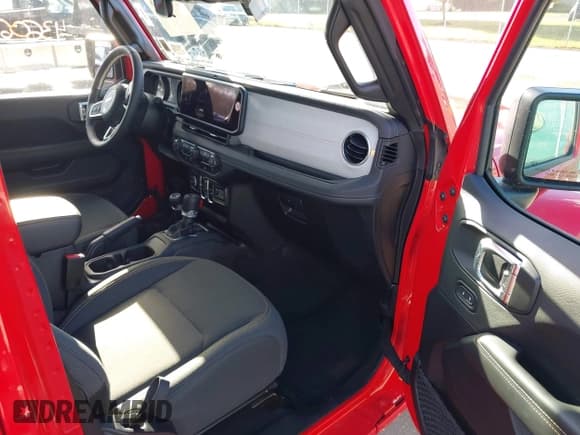 ✅ 2025 Jeep Wrangler Sahara • VIN: 1C4PJXEN5SW568740 • Lot: 43606846. Wystawiony na IAAI z przebiegiem 11 039 mil. Bezpłatny archiwum sprzedaży aukcyjnych z USA i szczegółowy raport historii pojazdu na DreamBid. Zdjęcie 5.