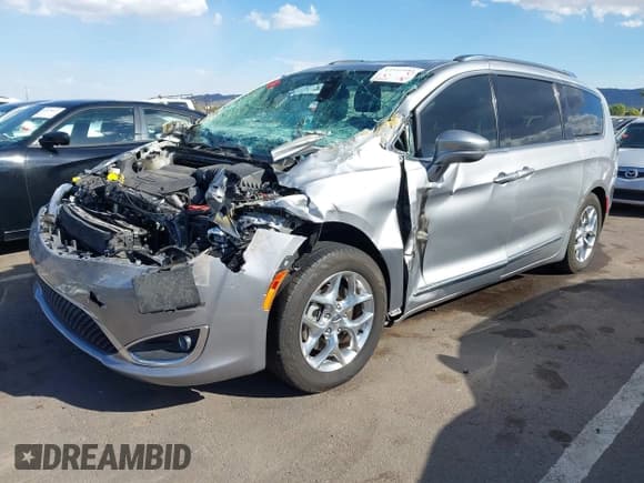 ✅ 2019 Chrysler Pacifica Limited • VIN: 2C4RC1GG4KR552357 • Lot: 43189981. Wystawiony na IAAI z przebiegiem 42 927 mil. Bezpłatny archiwum sprzedaży aukcyjnych z USA i szczegółowy raport historii pojazdu na DreamBid. Zdjęcie 2.