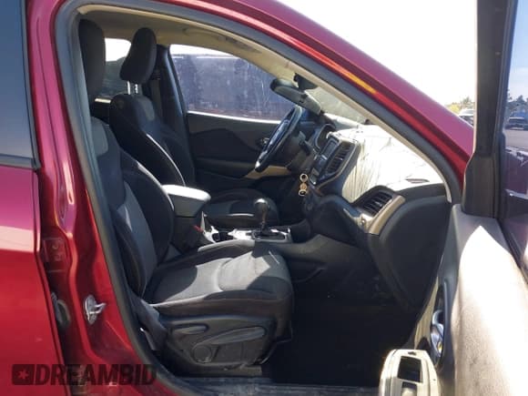 ✅ 2017 Jeep Cherokee Altitude • VIN: 1C4PJLABXHW661153 • Lot: 41058821. Wystawiony na IAAI z przebiegiem 167 418 mil. Bezpłatny archiwum sprzedaży aukcyjnych z USA i szczegółowy raport historii pojazdu na DreamBid. Zdjęcie 5.