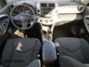 ✅ 2006 Toyota RAV4 Sport • VIN: JTMZD32V065008293 • Lot: 82583285. Wystawiony na Copart z przebiegiem 189 870 mil. Bezpłatny archiwum sprzedaży aukcyjnych z USA i szczegółowy raport historii pojazdu na DreamBid. Zdjęcie 8.