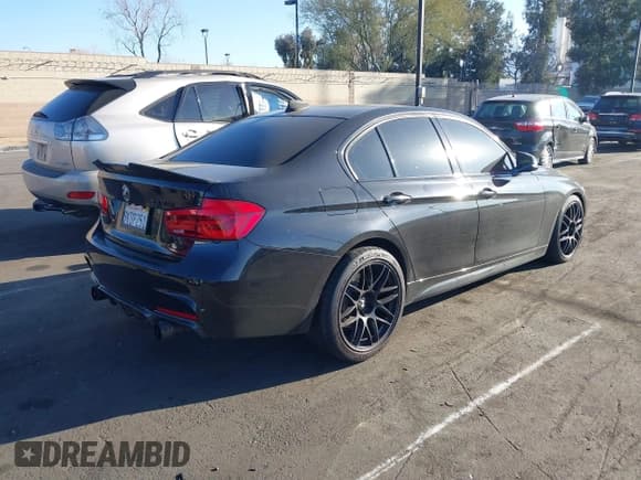 ✅ 2018 BMW 3 Series 340i • VIN: WBA8B3C58JK384781 • Lot: 41634839. Wystawiony na IAAI z przebiegiem 74 085 mil. Bezpłatny archiwum sprzedaży aukcyjnych z USA i szczegółowy raport historii pojazdu na DreamBid. Zdjęcie 4.