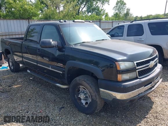 ✅ 2005 Chevrolet Silverado 2500HD LS • VIN: 1GCHK232X5F966561 • Lot: 42402828. Wystawiony na IAAI z przebiegiem 207 618 mil. Bezpłatny archiwum sprzedaży aukcyjnych z USA i szczegółowy raport historii pojazdu na DreamBid. Zdjęcie 1.