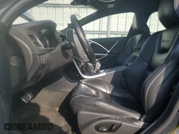 ✅ 2015 Volvo S60 T6 R-Design Platinum • VIN: YV1902TH0F1307203 • Lot: 68044095. Wystawiony na Copart z przebiegiem 107 545 mil. Bezpłatny archiwum sprzedaży aukcyjnych z USA i szczegółowy raport historii pojazdu na DreamBid. Zdjęcie 7.