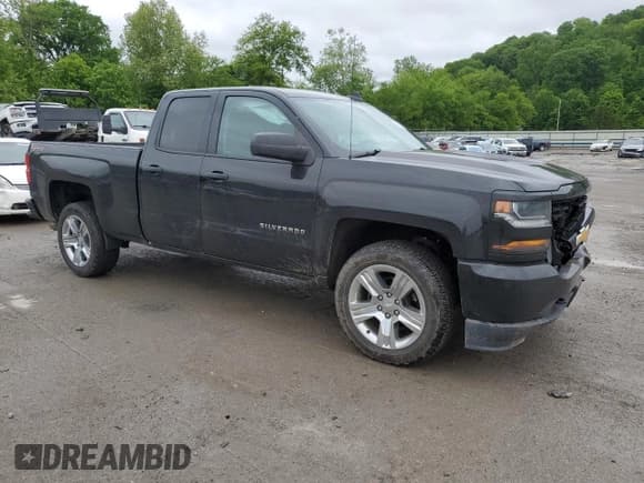 ✅ 2019 Chevrolet Silverado 1500 Custom • VIN: 2GCVKMEC4K1193464 • Lot: 58513415. Wystawiony na Copart z przebiegiem 111 243 mil. Bezpłatny archiwum sprzedaży aukcyjnych z USA i szczegółowy raport historii pojazdu na DreamBid. Zdjęcie 4.