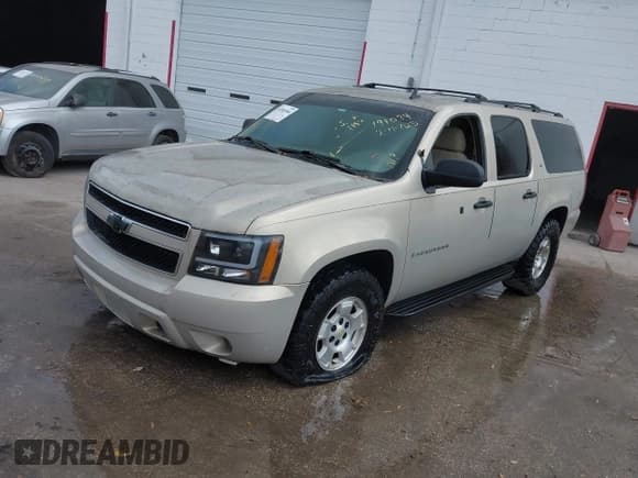 ✅ 2009 Chevrolet Suburban LS • VIN: 1GNFC16069R191034 • Lot: 41583684. Listed on IAAI with 195,900 mi. Free auction sales archive from the USA and detailed vehicle history report at DreamBid. Image 2.