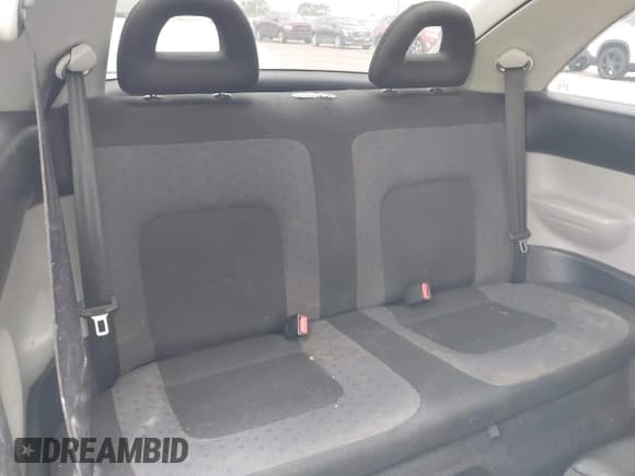 ✅ 2001 Volkswagen Beetle GLS • VIN: 3VWCP21C01M421287 • Lot: 41916015. Listed on IAAI with 413,348 mi. Free auction sales archive from the USA and detailed vehicle history report at DreamBid. Image 8.