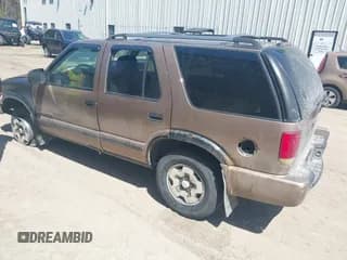 ✅ 2004 Chevrolet Blazer LS • VIN: 1GNDT13X14K156833 • Lot: 42112273. Wystawiony na IAAI z przebiegiem 139 131 mil. Bezpłatny archiwum sprzedaży aukcyjnych z USA i szczegółowy raport historii pojazdu na DreamBid. Zdjęcie 3.