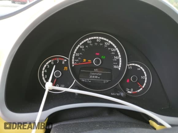 ✅ 2014 Volkswagen Beetle 2.5L • VIN: 3VW5P7AT5EM806100 • Лот: 73565614. Опубликован ранее на Copart с пробегом 35 930 миль. Бесплатный доступ к архиву аукционных продаж из США и подробный отчёт об истории автомобиля на DreamBid. Изображение 9.