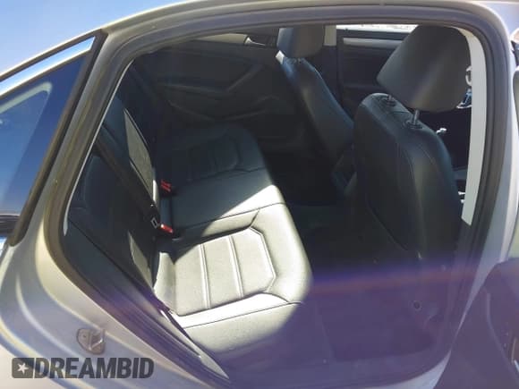 ✅ 2015 Volkswagen Passat S • VIN: 1VWAT7A34FC072238 • Lot: 43548104. Wystawiony na IAAI z przebiegiem 130 002 mil. Bezpłatny archiwum sprzedaży aukcyjnych z USA i szczegółowy raport historii pojazdu na DreamBid. Zdjęcie 8.