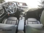 ✅ 2024 BMW 2 Series 228i • VIN: WBA53AK0XR7R50867 • Lot: 92092105. Wystawiony na Copart z przebiegiem 11 931 mil. Bezpłatny archiwum sprzedaży aukcyjnych z USA i szczegółowy raport historii pojazdu na DreamBid. Zdjęcie 8.