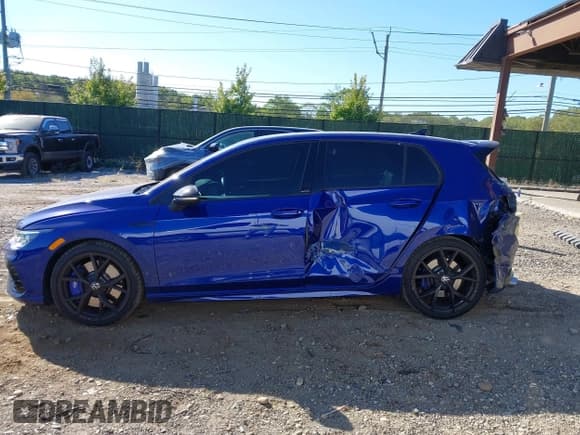 ✅ 2023 Volkswagen Golf R 20th Anniversary Edition • VIN: WVWAB7CD5PW183053 • Лот: 43359198. Опубликован ранее на IAAI с пробегом 10 941 миль. Бесплатный доступ к архиву аукционных продаж из США и подробный отчёт об истории автомобиля на DreamBid. Изображение 14.