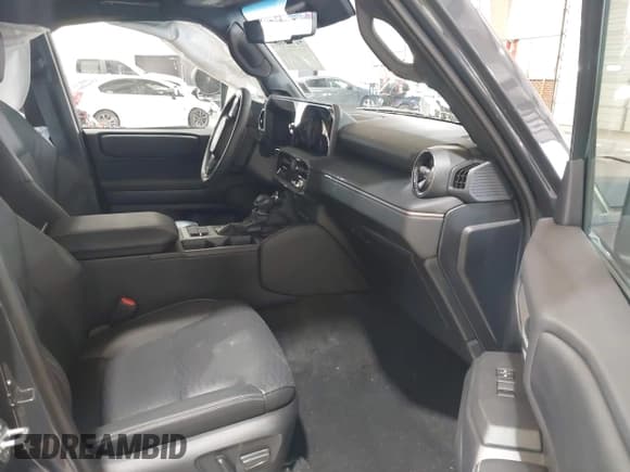 ✅ 2025 Toyota Land Cruiser 1958 Edition • VIN: JTEABFAJ9S5012075 • Lot: 42774869. Wystawiony na IAAI z przebiegiem 5 755 mil. Bezpłatny archiwum sprzedaży aukcyjnych z USA i szczegółowy raport historii pojazdu na DreamBid. Zdjęcie 5.