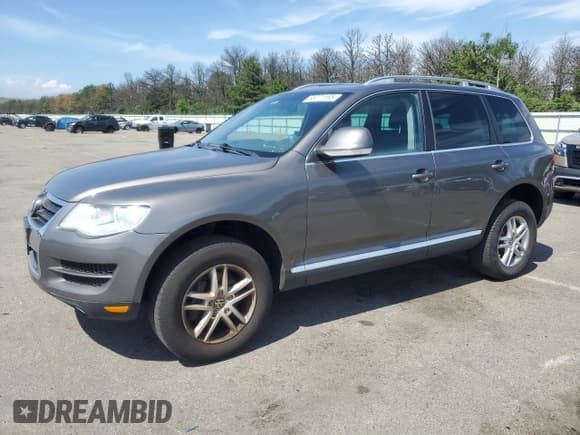✅ 2010 Volkswagen Touareg V6 • VIN: WVGFK7A98AD003633 • Lot: 63271165. Listed on Copart with 121,483 mi. Free auction sales archive from the USA and detailed vehicle history report at DreamBid. Image 1.
