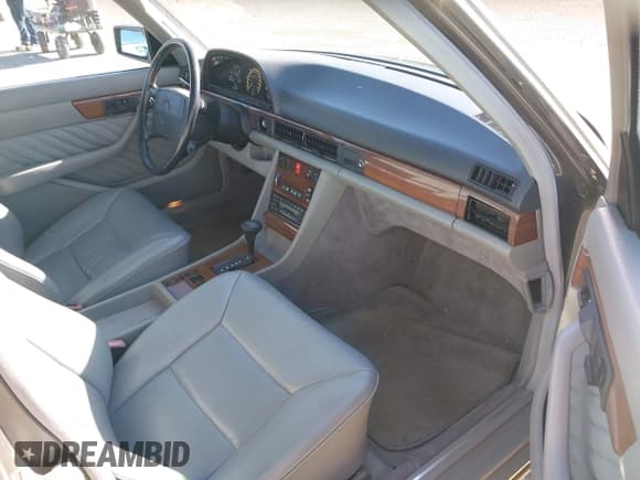 ✅ 1989 Mercedes-Benz 300 SE • VIN: WDBCA24DXKA437857 • Lot: 42343496. Listed on IAAI with 152,134 mi. Free auction sales archive from the USA and detailed vehicle history report at DreamBid. Image 5.