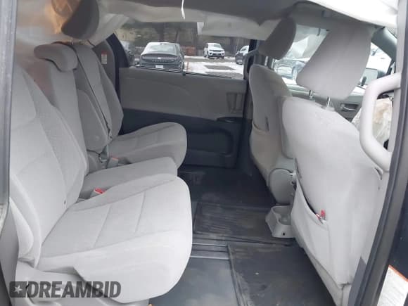 ✅ 2020 Toyota Sienna LE • VIN: 5TDKZ3DCXLS024652 • Lot: 43909047. Wystawiony na IAAI z przebiegiem 32 100 mil. Bezpłatny archiwum sprzedaży aukcyjnych z USA i szczegółowy raport historii pojazdu na DreamBid. Zdjęcie 8.