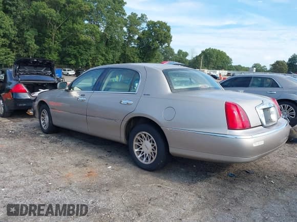 ✅ 2001 Lincoln Town Car Signature • VIN: 1LNHM82W81Y611688 • Lot: 43062033. Listed on IAAI with 160,746 mi. Free auction sales archive from the USA and detailed vehicle history report at DreamBid. Image 3.