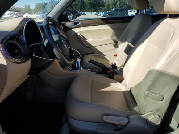 ✅ 2013 Volkswagen Beetle 2.5L • VIN: 3VW5X7AT5DM828662 • Lot: 92062485. Wystawiony na Copart z przebiegiem 49 373 mil. Bezpłatny archiwum sprzedaży aukcyjnych z USA i szczegółowy raport historii pojazdu na DreamBid. Zdjęcie 7.