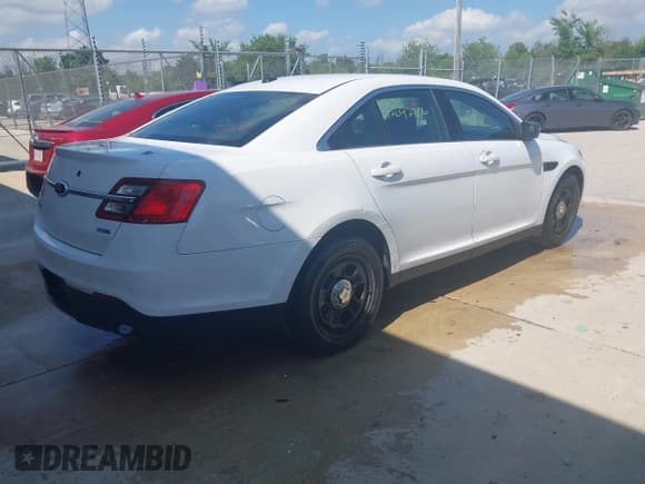 ✅ 2013 Ford Police Interceptor • VIN: 1FAHP2M8XDG127013 • Lot: 42692806. Wystawiony na IAAI z przebiegiem 265 436 mil. Bezpłatny archiwum sprzedaży aukcyjnych z USA i szczegółowy raport historii pojazdu na DreamBid. Zdjęcie 4.