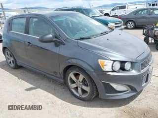 2013 Chevrolet Sonic RS z VIN 1G1JG6SB8D4180207, wystawiony jako IAAI lot #42426670 z przebiegiem 183 889 mil mil oraz . Historia ofert i sprzedaży dostępna na DreamBid. Obrazek 1.