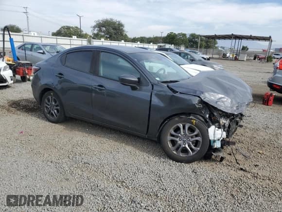 ✅ 2020 Toyota Yaris LE • VIN: 3MYDLBYVXLY712001 • Lot: 92403465. Wystawiony na Copart z przebiegiem 82 458 mil. Bezpłatny archiwum sprzedaży aukcyjnych z USA i szczegółowy raport historii pojazdu na DreamBid. Zdjęcie 4.