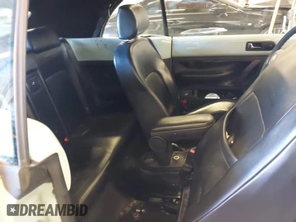 ✅ 2006 Volkswagen Beetle • VIN: 3VWRF31Y36M320055 • Lot: 42015054. Wystawiony na IAAI z przebiegiem 123 350 mil. Bezpłatny archiwum sprzedaży aukcyjnych z USA i szczegółowy raport historii pojazdu na DreamBid. Zdjęcie 8.