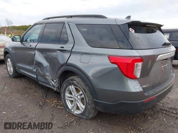 ✅ 2022 Ford Explorer XLT • VIN: 1FMSK8DH3NGC39165 • Lot: 43557521. Wystawiony na IAAI z przebiegiem 46 277 mil. Bezpłatny archiwum sprzedaży aukcyjnych z USA i szczegółowy raport historii pojazdu na DreamBid. Zdjęcie 3.
