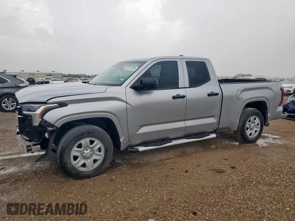 ✅ 2024 Toyota Tundra SR • VIN: 5TFKB5AA9RX031808 • Лот: 67312385. Опубликован ранее на Copart с пробегом 47 700 миль. Бесплатный доступ к архиву аукционных продаж из США и подробный отчёт об истории автомобиля на DreamBid. Изображение 1.