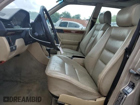 ✅ 1993 Mercedes-Benz E 320 • VIN: WDBEA32E3PB954185 • Lot: 64540935. Listed on Copart with 174,356 mi. Free auction sales archive from the USA and detailed vehicle history report at DreamBid. Image 7.