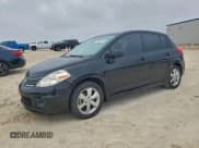 ✅ 2010 Nissan Versa SL • VIN: 3N1BC1CP3AL371563 • Лот: 93044815. Опубликован ранее на Copart с пробегом 158 818 миль. Бесплатный доступ к архиву аукционных продаж из США и подробный отчёт об истории автомобиля на DreamBid. Изображение 1.