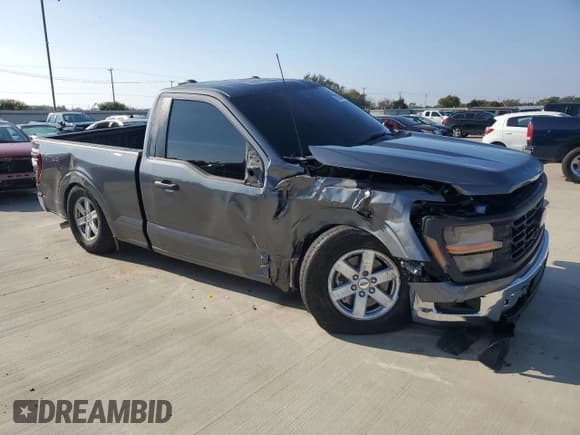 ✅ 2025 Ford F-150 XL • VIN: 1FTMF1L57SKF33192 • Lot: 89738485. Wystawiony na Copart z przebiegiem 1 222 mil. Bezpłatny archiwum sprzedaży aukcyjnych z USA i szczegółowy raport historii pojazdu na DreamBid. Zdjęcie 4.