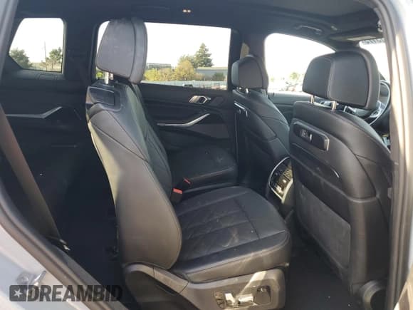 ✅ 2024 BMW X7 xDrive40i • VIN: 5UX23EM02R9S43257 • Lot: 90613175. Wystawiony na Copart z przebiegiem 30 303 mil. Bezpłatny archiwum sprzedaży aukcyjnych z USA i szczegółowy raport historii pojazdu na DreamBid. Zdjęcie 11.