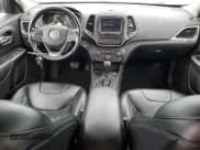 ✅ 2021 Jeep Cherokee Altitude • VIN: 1C4PJLLB9MD208175 • Lot: 84804815. Wystawiony na Copart z przebiegiem 70 593 mil. Bezpłatny archiwum sprzedaży aukcyjnych z USA i szczegółowy raport historii pojazdu na DreamBid. Zdjęcie 8.