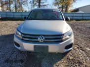 ✅ 2014 Volkswagen Tiguan S • VIN: WVGBV3AX2EW551246 • Lot: 89877295. Wystawiony na Copart z przebiegiem 120 491 mil. Bezpłatny archiwum sprzedaży aukcyjnych z USA i szczegółowy raport historii pojazdu na DreamBid. Zdjęcie 5.