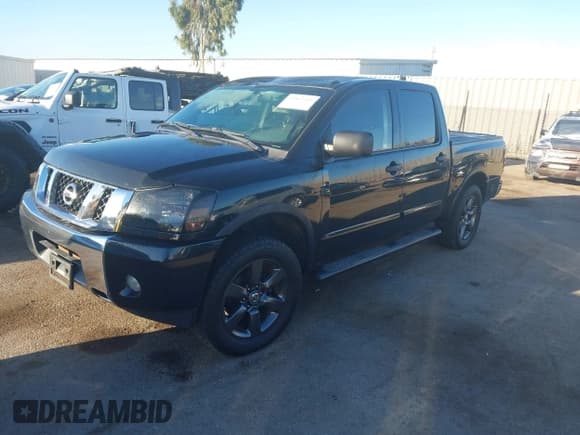 ✅ 2015 Nissan Titan SL • VIN: 1N6AA0ED3FN503995 • Lot: 43462361. Wystawiony na IAAI z przebiegiem 144 881 mil. Bezpłatny archiwum sprzedaży aukcyjnych z USA i szczegółowy raport historii pojazdu na DreamBid. Zdjęcie 2.