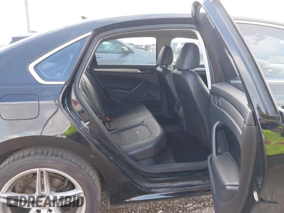 ✅ 2015 Volkswagen Passat SE • VIN: 1VWBV7A34FC037701 • Лот: 43715688. Опубликован ранее на IAAI с пробегом 180 467 миль. Бесплатный доступ к архиву аукционных продаж из США и подробный отчёт об истории автомобиля на DreamBid. Изображение 8.