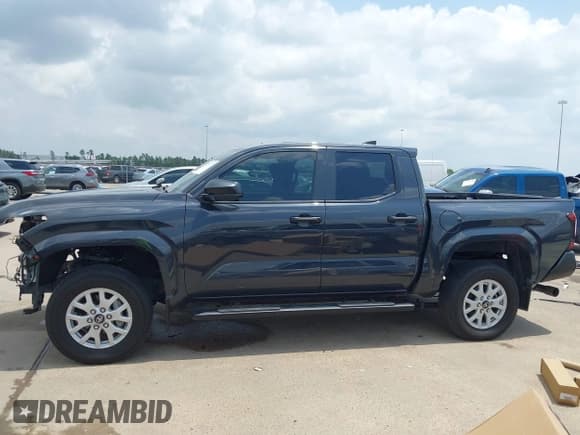 ✅ 2024 Toyota Tacoma SR • VIN: 3TYKD5HN7RT000845 • Lot: 42097772. Wystawiony na IAAI z przebiegiem 9 881 mil. Bezpłatny archiwum sprzedaży aukcyjnych z USA i szczegółowy raport historii pojazdu na DreamBid. Zdjęcie 15.