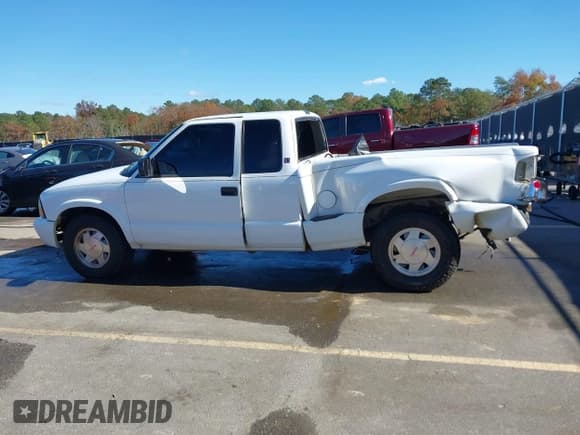 ✅ 2003 GMC Sonoma SLS • VIN: 1GTCS19X638161424 • Lot: 43651697. Wystawiony na IAAI z przebiegiem 216 862 mil. Bezpłatny archiwum sprzedaży aukcyjnych z USA i szczegółowy raport historii pojazdu na DreamBid. Zdjęcie 14.