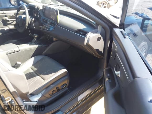 ✅ 2022 Lexus ES 300h Luxury • VIN: 58AEA1C12NU020364 • Lot: 43561724. Wystawiony na IAAI z przebiegiem 157 245 mil. Bezpłatny archiwum sprzedaży aukcyjnych z USA i szczegółowy raport historii pojazdu na DreamBid. Zdjęcie 5.