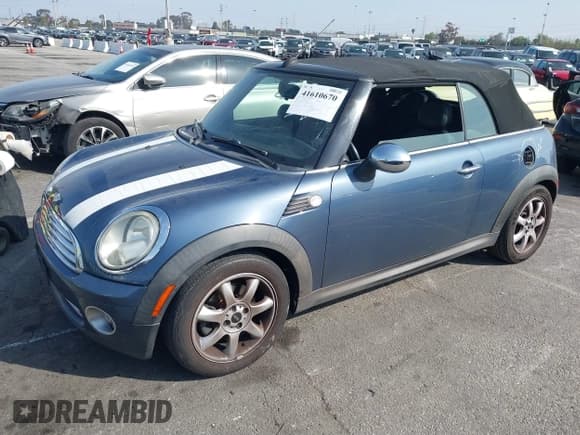✅ 2010 MINI Convertible • VIN: WMWMR3C53ATU97865 • Lot: 41610670. Wystawiony na IAAI z przebiegiem 154 457 mil. Bezpłatny archiwum sprzedaży aukcyjnych z USA i szczegółowy raport historii pojazdu na DreamBid. Zdjęcie 2.