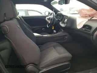 ✅ 2019 Dodge Challenger SXT • VIN: 2C3CDZAG2KH563541 • Lot: 53294932. Wystawiony na Copart z przebiegiem 63 375 mil mil. Skorzystaj z bezpłatnego archiwum sprzedaży aukcyjnych z USA i zobacz szczegółowy raport historii pojazdu na DreamBid. Zdjęcie 5.