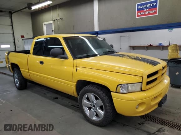 ✅ 1999 Dodge 1500 • VIN: 1B7HC13Y1XJ587668 • Lot: 82743705. Wystawiony na Copart z przebiegiem 170 127 mil. Bezpłatny archiwum sprzedaży aukcyjnych z USA i szczegółowy raport historii pojazdu na DreamBid. Zdjęcie 4.