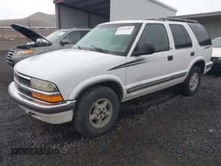 1998 Chevrolet Blazer LS z VIN 1GNDT13W9W2135917, wystawiony jako IAAI lot #43442082 z przebiegiem Nie podano mil oraz . Historia ofert i sprzedaży dostępna na DreamBid. Obrazek 2.