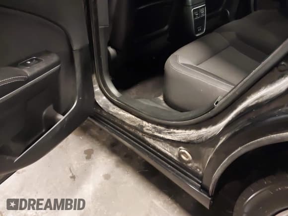 ✅ 2018 Dodge Charger SXT Plus • VIN: 2C3CDXHG0JH143592 • Lot: 43276305. Listed on IAAI with 124,568 mi. Free auction sales archive from the USA and detailed vehicle history report at DreamBid. Image 12.