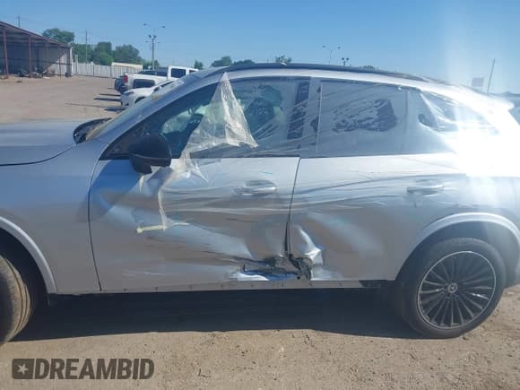 ✅ 2025 Mercedes-Benz GLC 300 • VIN: W1NKM4GB5SF280826 • Lot: 41969668. Listed on IAAI with 349 mi. Free auction sales archive from the USA and detailed vehicle history report at DreamBid. Image 14.