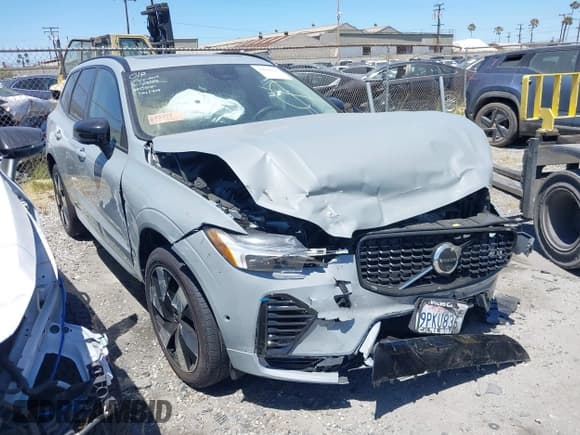 ✅ 2025 Volvo XC60 Plus • VIN: YV4H60RC4S1000561 • Lot: 42644166. Listed on IAAI with 9,457 mi. Free auction sales archive from the USA and detailed vehicle history report at DreamBid. Image 1.