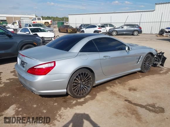 ✅ 2013 Mercedes-Benz SL 550 • VIN: WDDJK7DA0DF007131 • Lot: 43322970. Wystawiony na IAAI z przebiegiem 102 116 mil. Bezpłatny archiwum sprzedaży aukcyjnych z USA i szczegółowy raport historii pojazdu na DreamBid. Zdjęcie 4.